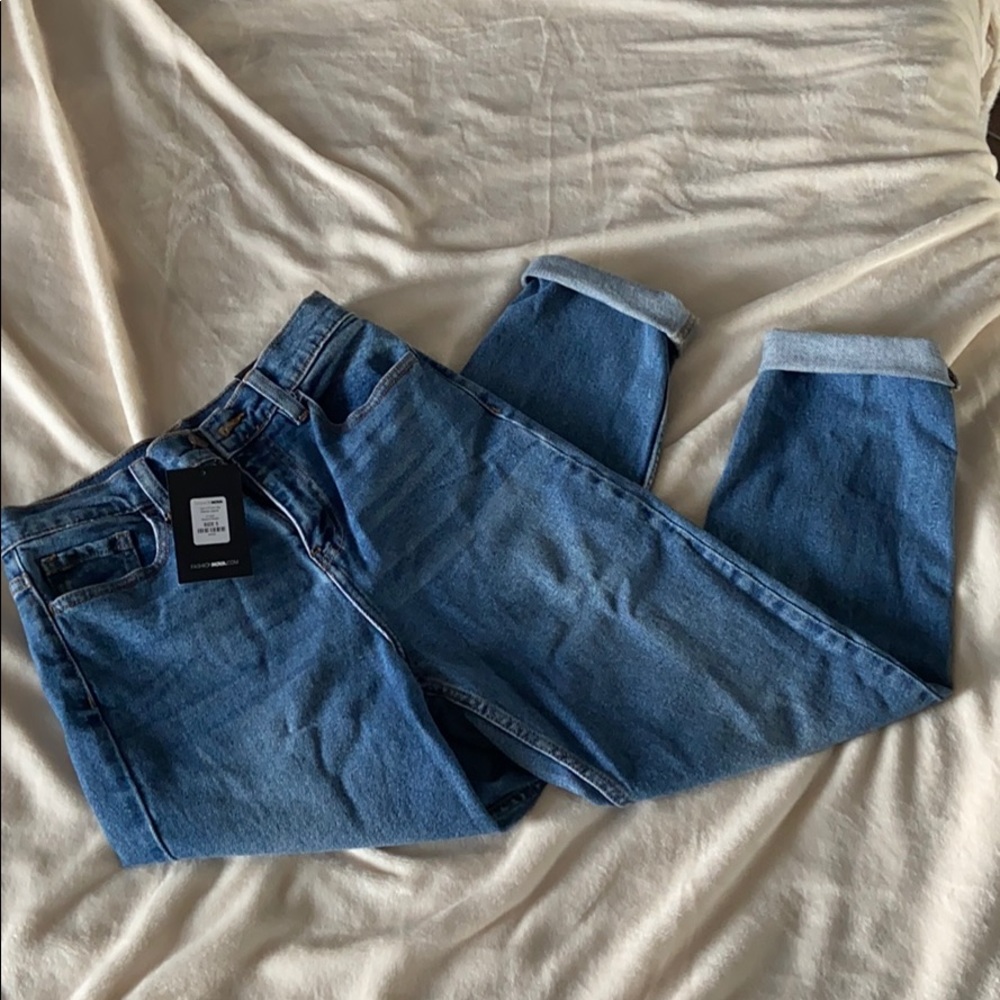 Fashion Nova Mom Jeans size 5. NWT, never worn.